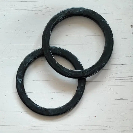 ronde tashengsel van acryl, kleur: zwart. Per set te koop bij hobbygaren.nl