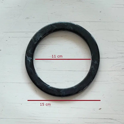ronde tashengsel van acryl, kleur: zwart. Per set te koop bij hobbygaren.nl