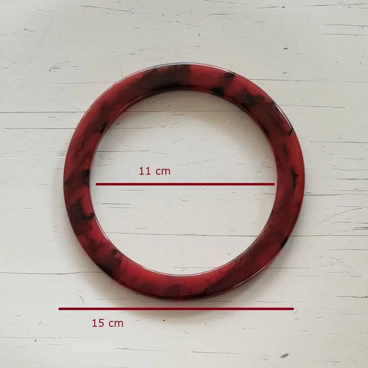 ronde tashengsel van acryl, kleur: rood. Per set te koop bij hobbygaren.nl