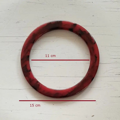 ronde tashengsel van acryl, kleur: rood. Per set te koop bij hobbygaren.nl
