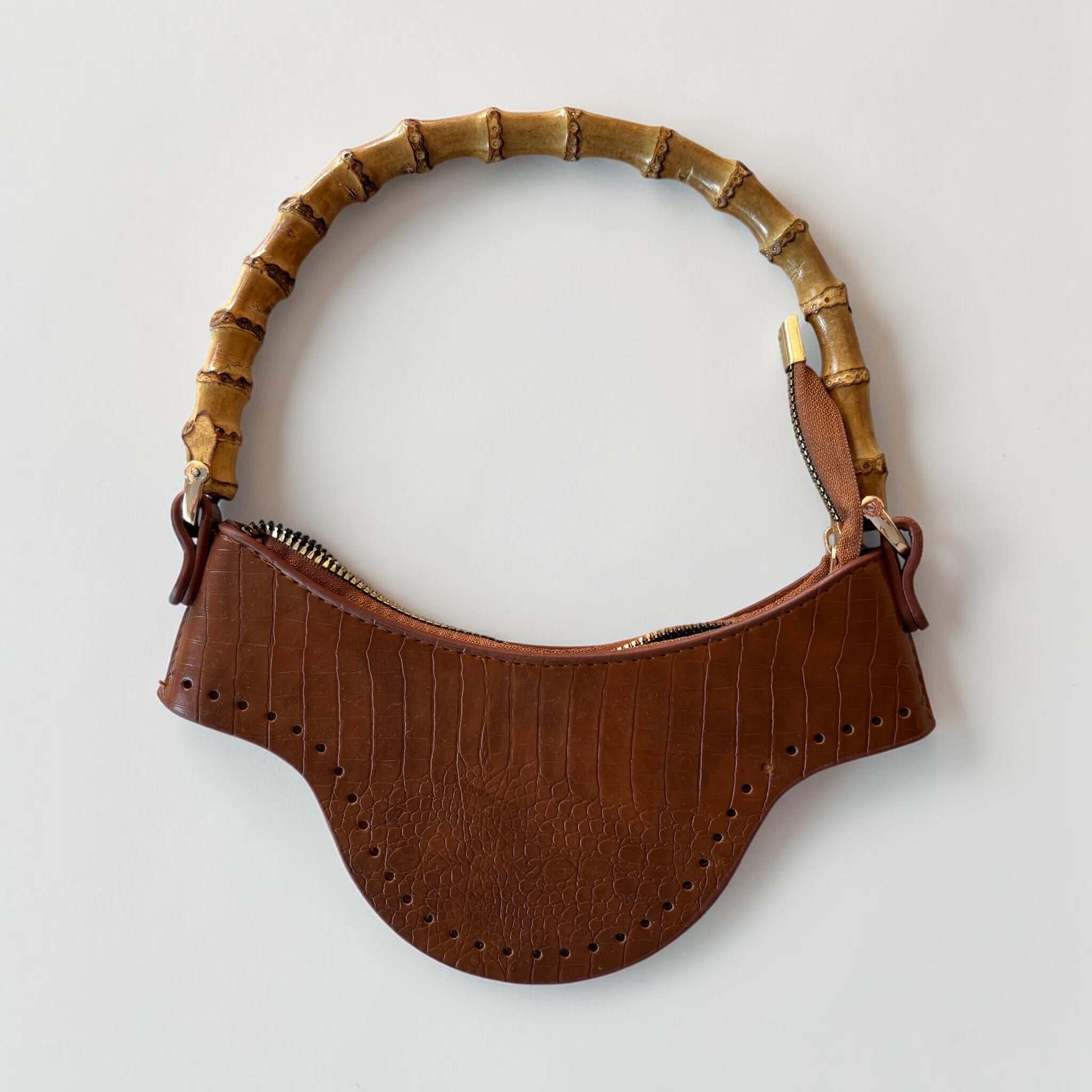 Tassensluiting van bamboe en PU-leer met bruine croco print, ritssluiting en bamboe handvat