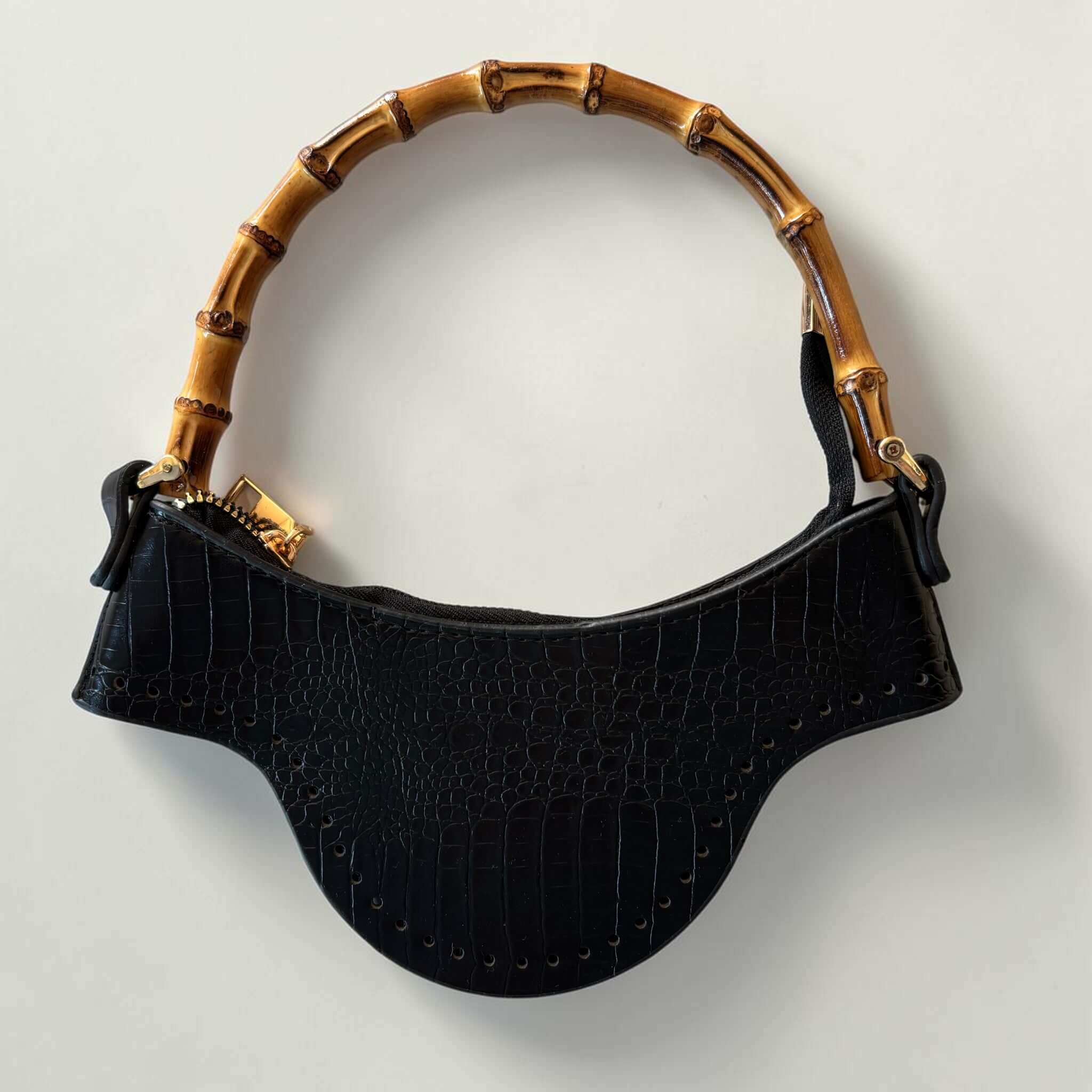 Tassensluiting van bamboe en PU-leer met zwart croco print, ritssluiting en bamboe handvat