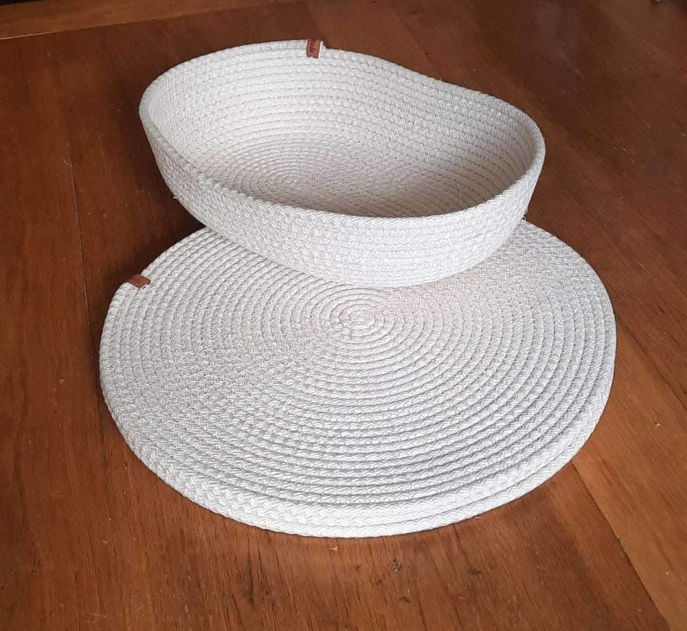 Broodmandje met placemats in de kleur ecru. Gemaakt van Cafune gevlochten naaikoord. Verkrijgbaar bij hobbygaren.nl