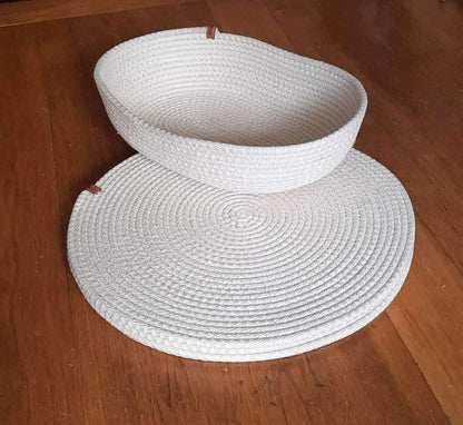 Broodmandje met placemats in de kleur ecru. Gemaakt van Cafune gevlochten naaikoord. Verkrijgbaar bij hobbygaren.nl