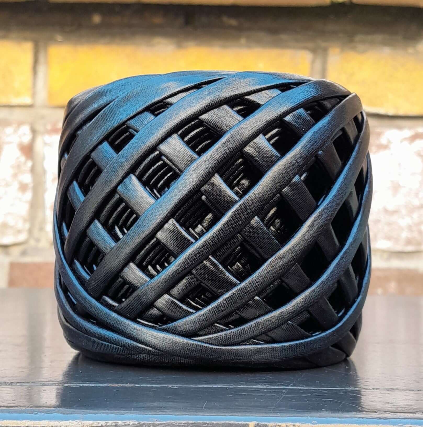 Zwart Lintgaren Lederlook van Cafuné. Verkrijgbaar bij hobbygaren.nl 