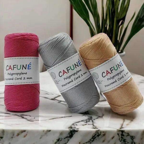  Cafune Polypropyleen koord 2mm is een gevlochten koord in schitterende kleuren zoals deze fuchsia, zilver en camel.
