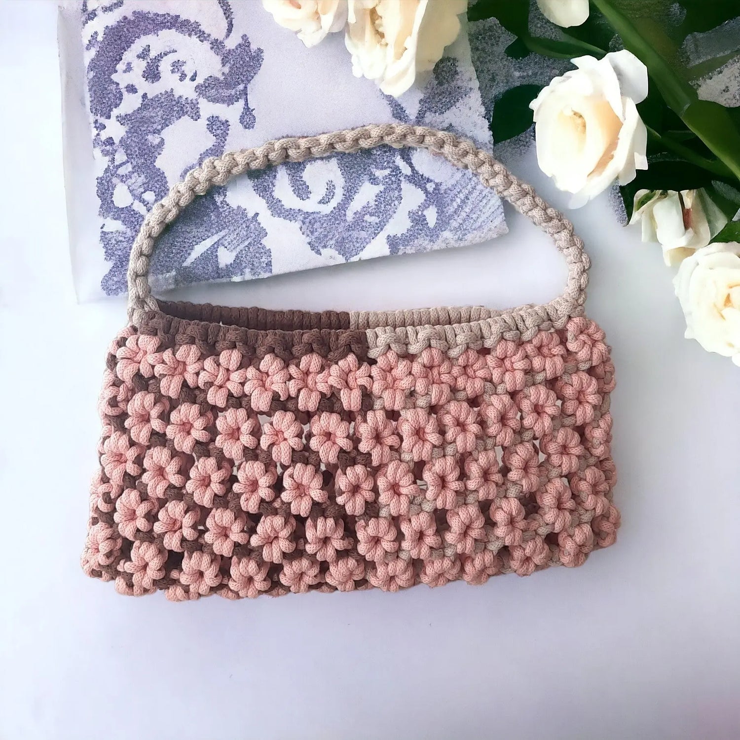 Macrame pakket, coquette stijl handtas van Cafune gevlochten macrame cord 3mm. De tas is beige, bruin met zalm roze bloemetjes