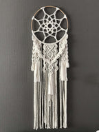 Dromenvanger gemaakt met Ecru Cafuné macrame garen en een houten ring van 25 cm. Verkrijgbaar bij Hobbygaren.nl