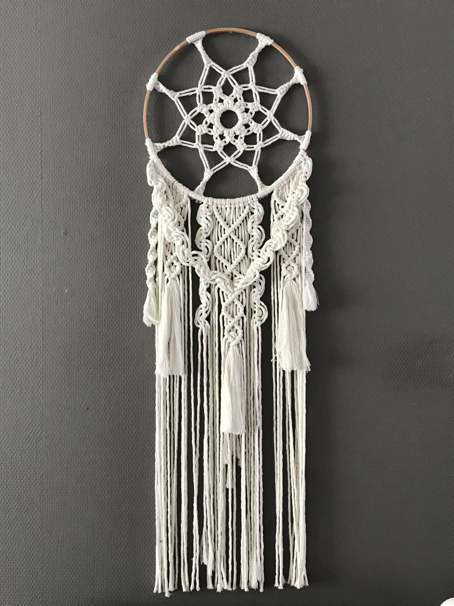 Dromenvanger gemaakt met Ecru Cafuné macrame garen en een houten ring van 25 cm. Verkrijgbaar bij Hobbygaren.nl
