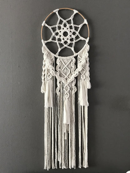 Dromenvanger gemaakt met Ecru Cafuné macrame garen en een houten ring van 25 cm. Verkrijgbaar bij Hobbygaren.nl