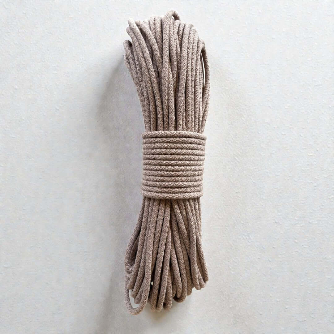 Gevlochten naaikoord Beige. Je maakt naait hier schitterende tassen, placemats, hoeden en manden mee. Met de naaimachine op de zigzagsteek