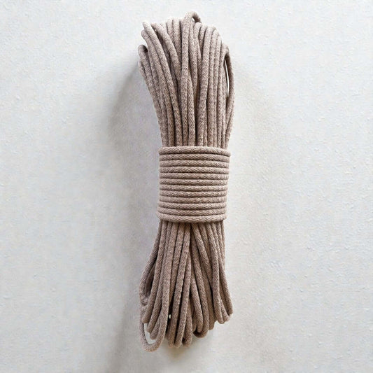 Gevlochten naaikoord Beige. Je maakt naait hier schitterende tassen, placemats, hoeden en manden mee. Met de naaimachine op de zigzagsteek