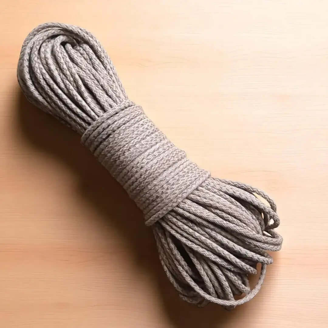 Gevlochten Naaikoord Beige Gemêleerd 6-7 mm. Hiermee naai je met de zigzagsteed schitterende hoeden, tassen, manden en placemats. Te koop bij hobbygaren.nl