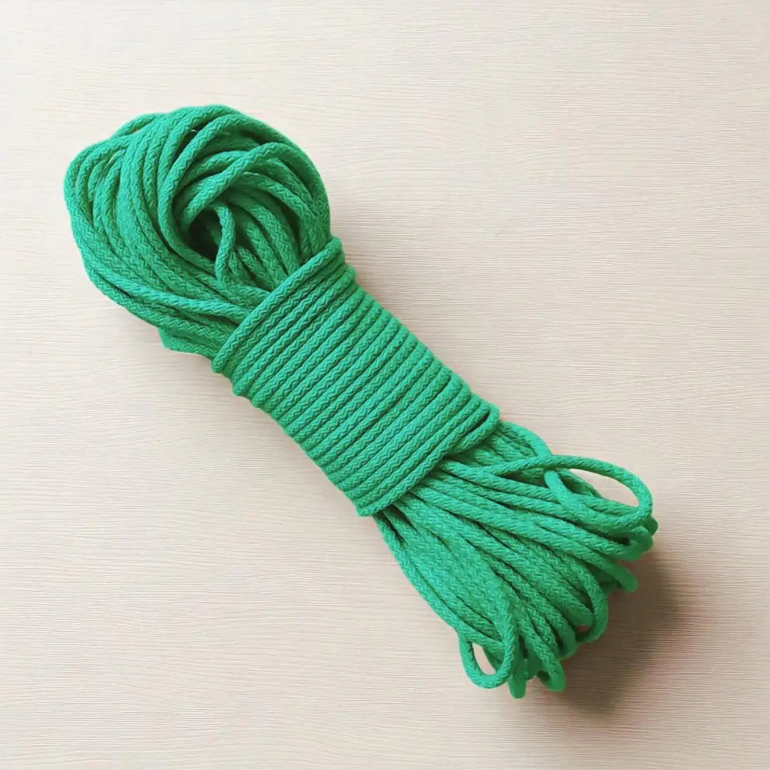 gevlochten naaikoord benneton 6-7 mm. Hiermee naai je met de zigzagsteek schitterende hoeden, tassen, manden en placemats. Te koop bij hobbygaren.nl