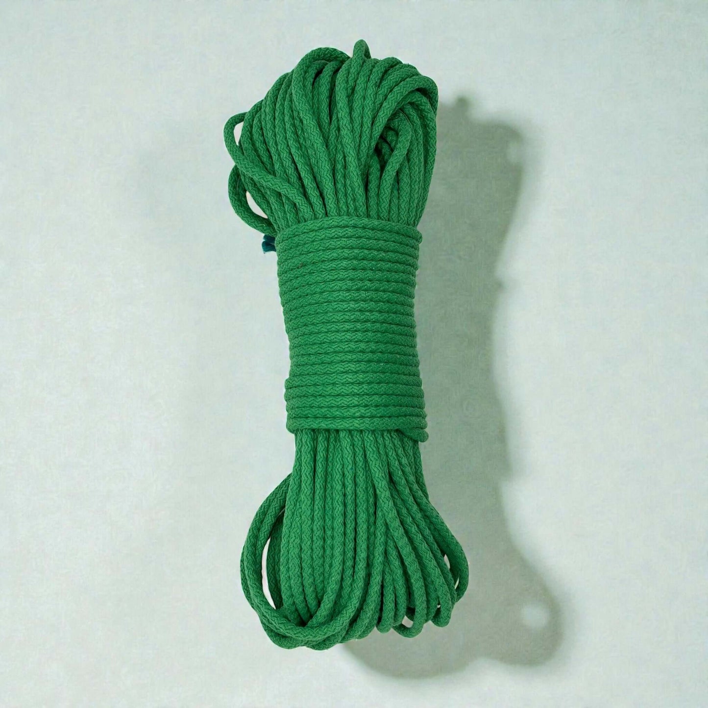 Gevlochten naaikoord bennetongroen. Je maakt naait hier schitterende tassen, placemats, hoeden en manden mee. Met de naaimachine op de zigzagsteek