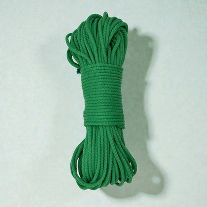 Gevlochten naaikoord bennetongroen. Je maakt naait hier schitterende tassen, placemats, hoeden en manden mee. Met de naaimachine op de zigzagsteek