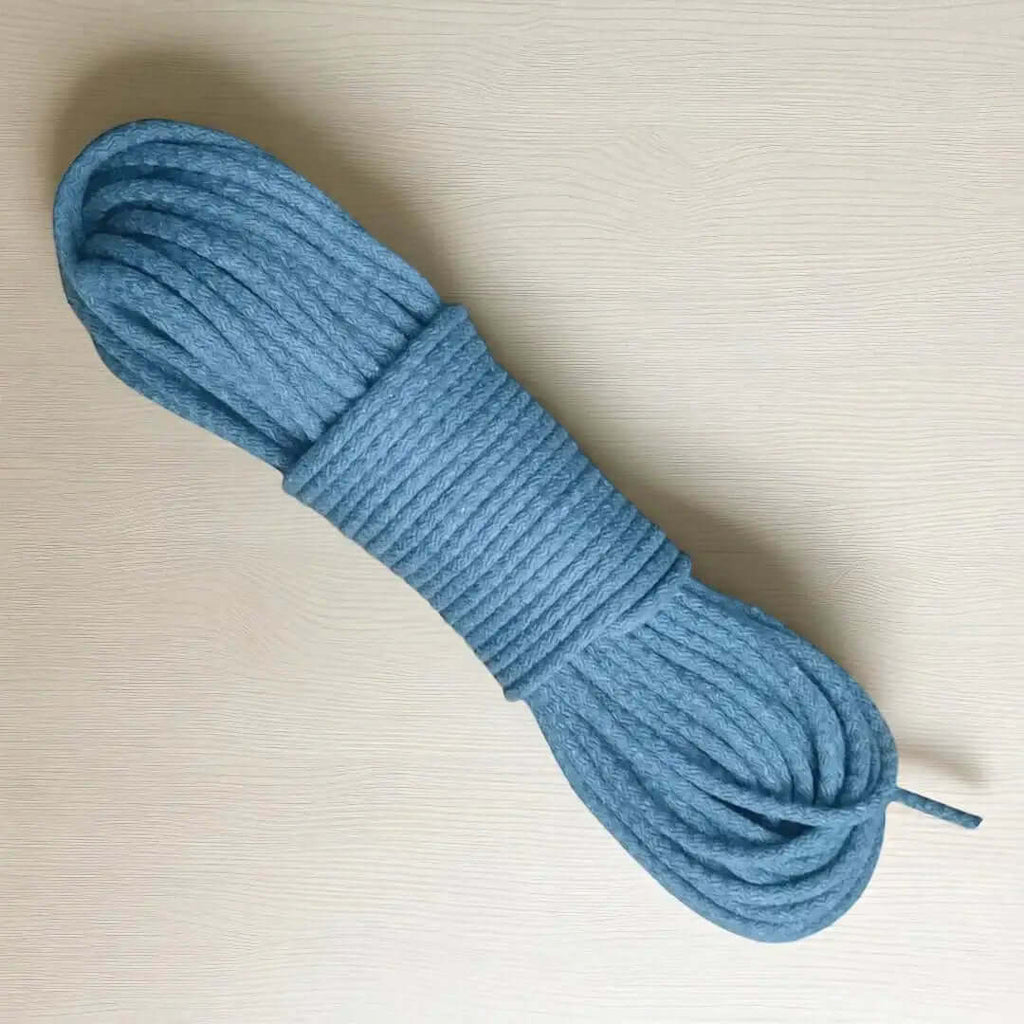 gevlochten naaikoord blauw 6-7 mm. Hiermee naai je met de zigzagsteed schitterende hoeden, tassen, manden en placemats. Te koop bij hobbygaren.nl