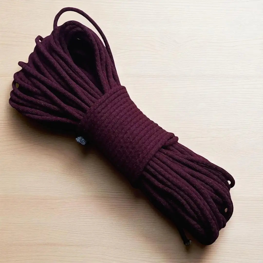 gevlochten naaikoord bordeaux 6-7 mm. Hiermee naai je met de zigzagsteek schitterende hoeden, tassen, manden en placemats. Te koop bij hobbygaren.nl