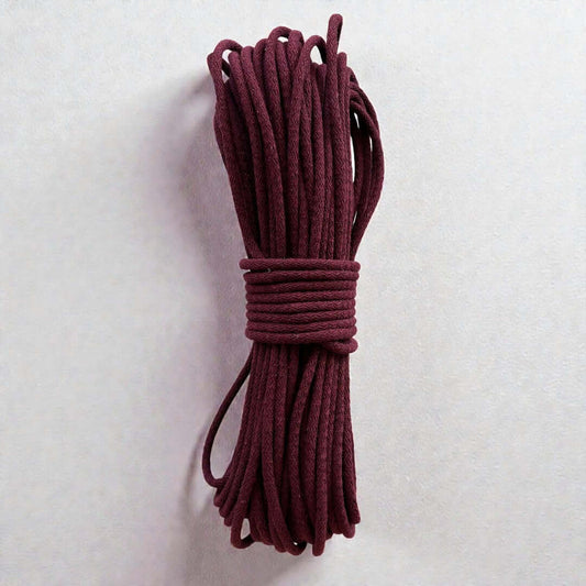 Gevlochten naaikoord Bordeaux. Je maakt naait hier schitterende tassen, placemats, hoeden en manden mee. Met de naaimachine op de zigzagsteek