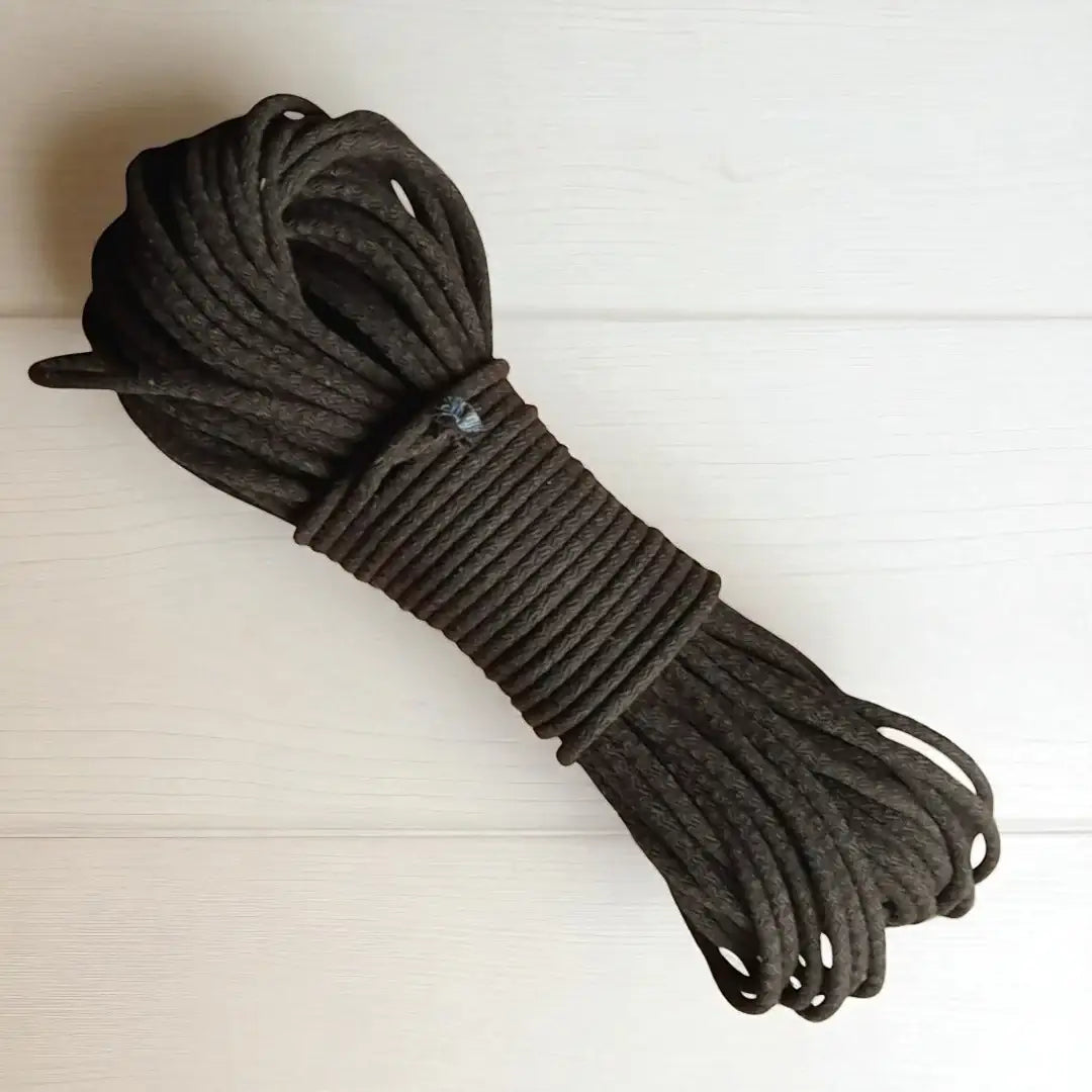gevlochten naaikoord  donkerbruin 6-7 mm. Hiermee naai je met de zigzagsteek schitterende hoeden, tassen, manden en placemats. Te koop bij hobbygaren.nl