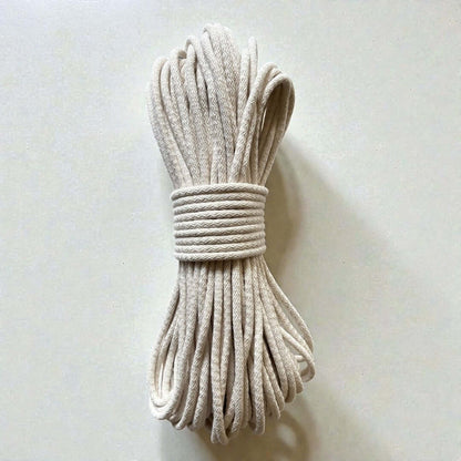 Gevlochten naaikoord ecru. Je maakt naait hier schitterende tassen, placemats, hoeden en manden mee. Met de naaimachine op de zigzagsteek