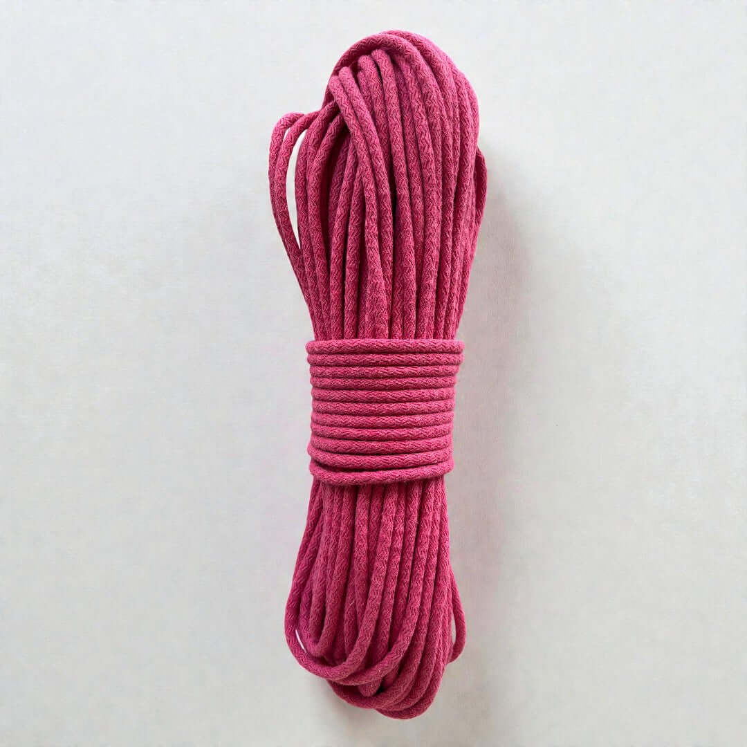 Gevlochten naaikoord Fuchsia. Je maakt naait hier schitterende tassen, placemats, hoeden en manden mee. Met de naaimachine op de zigzagsteek