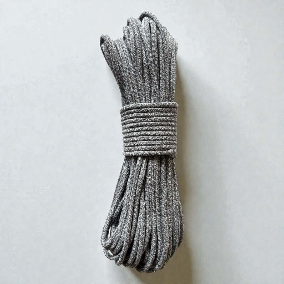 Gevlochten naaikoord gemêleerd grijs. Je maakt naait hier schitterende tassen, placemats, hoeden en manden mee. Met de naaimachine op de zigzagsteek