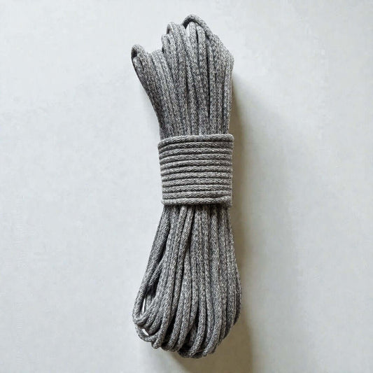 Gevlochten naaikoord gemêleerd grijs. Je maakt naait hier schitterende tassen, placemats, hoeden en manden mee. Met de naaimachine op de zigzagsteek