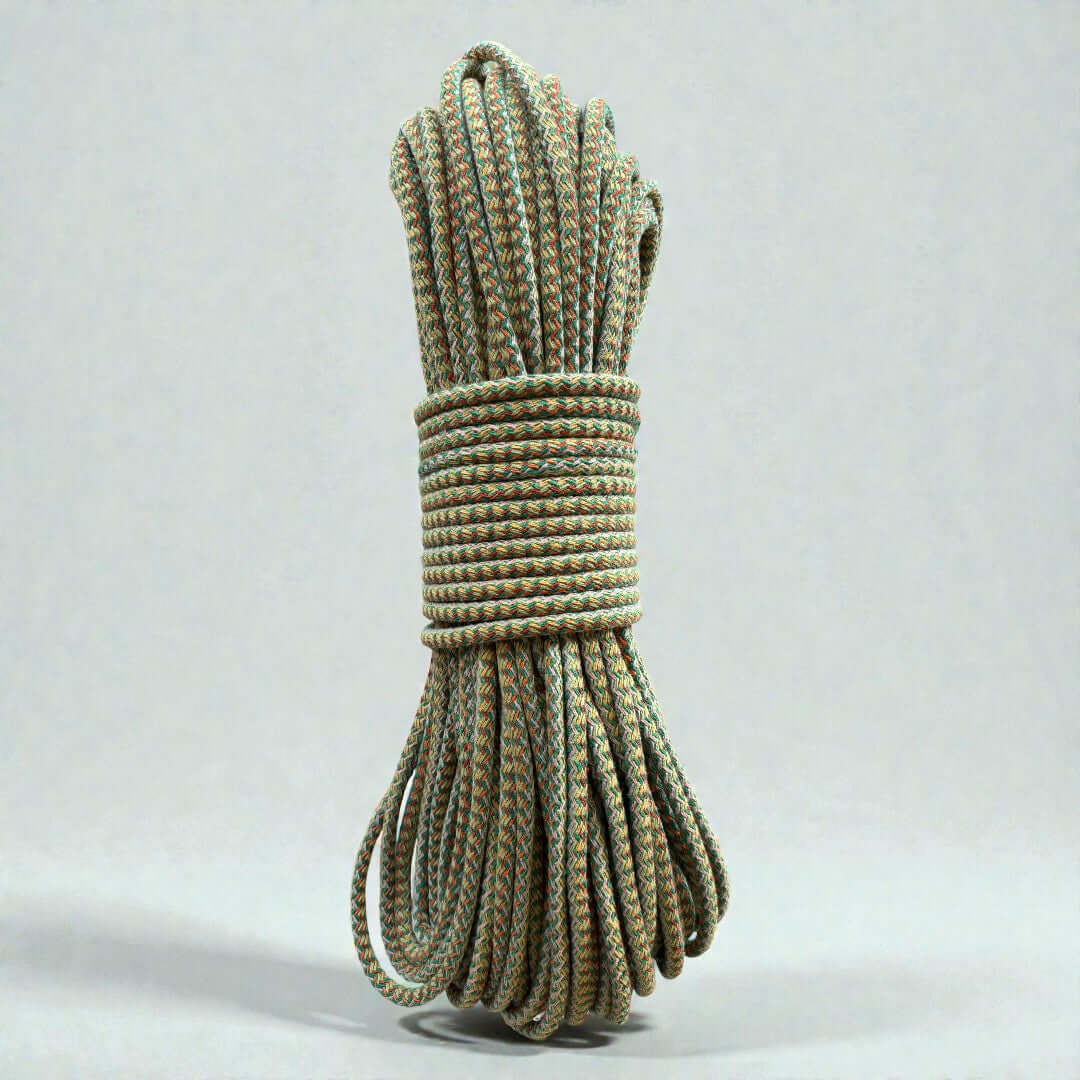 Gevlochten Naaikoord - Gemeleerd groen. Geschikt voor de naaimachine met de zigzagsteek. Naai er manden, tassen, placemats en hoeden mee.