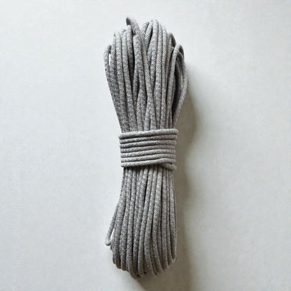 Gevlochten naaikoord Grijs. Je maakt naait hier schitterende tassen, placemats, hoeden en manden mee. Met de naaimachine op de zigzagsteek