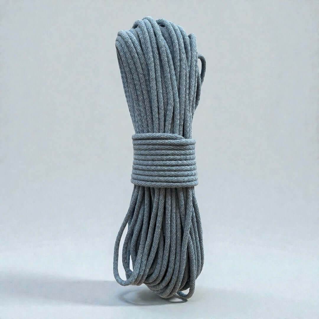 Gevlochten Naaikoord - Jeans blauw. Geschikt voor de naaimachine met de zigzagsteek. Naai er manden, tassen, placemats en hoeden mee.