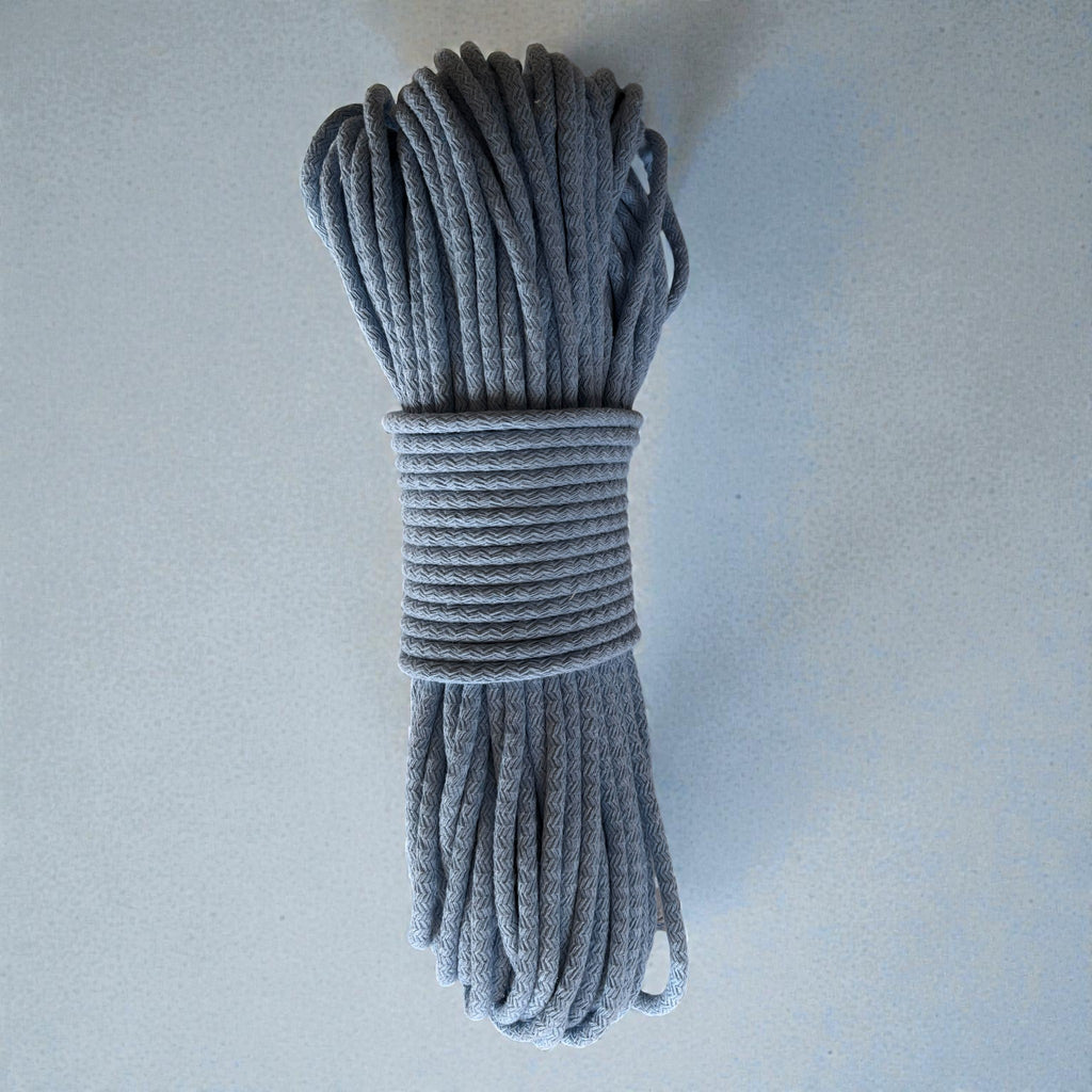 Gevlochten naaikoord Lichtblauw. Je maakt naait hier schitterende tassen, placemats, hoeden en manden mee. Met de naaimachine op de zigzagsteek