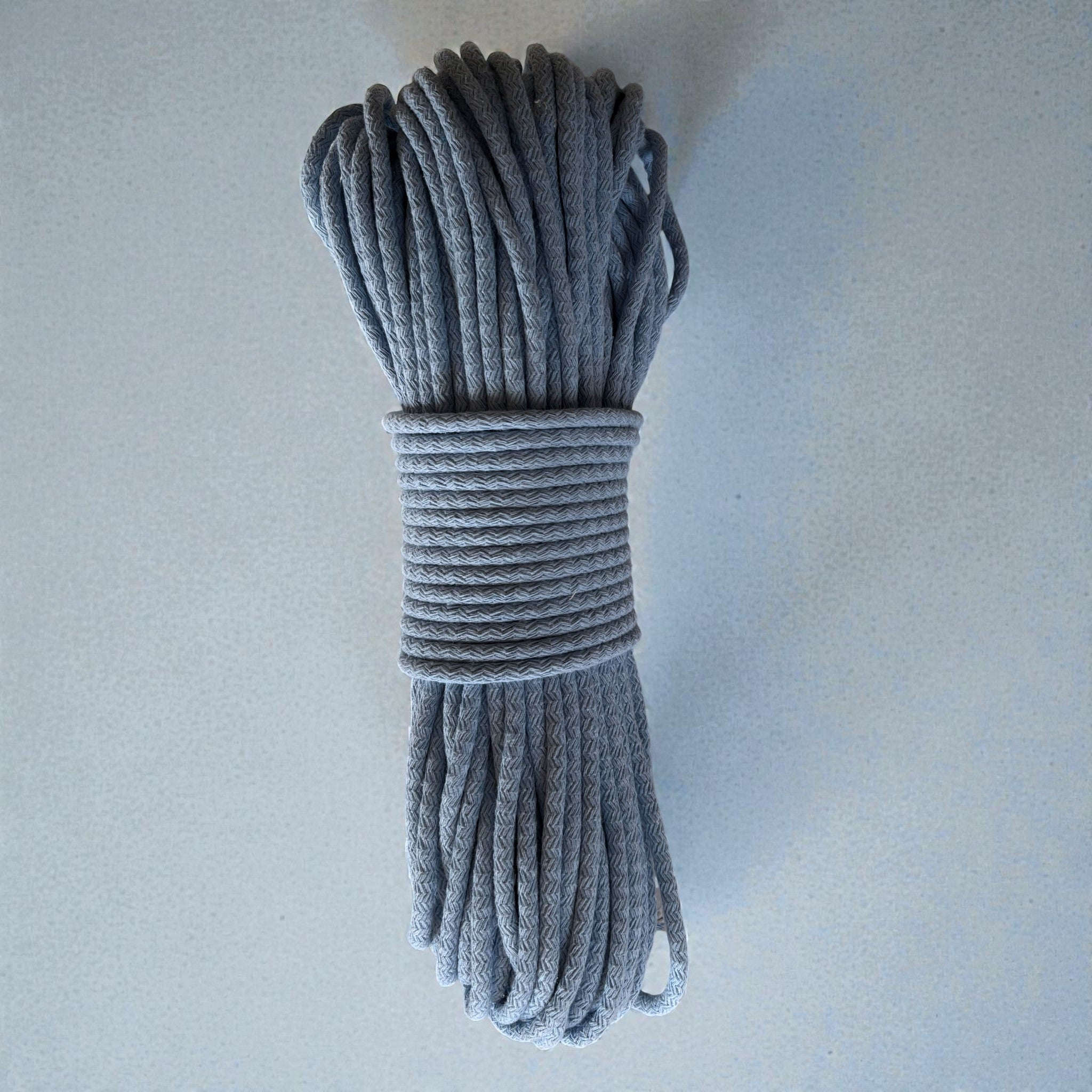 Gevlochten naaikoord Lichtblauw. Je maakt naait hier schitterende tassen, placemats, hoeden en manden mee. Met de naaimachine op de zigzagsteek