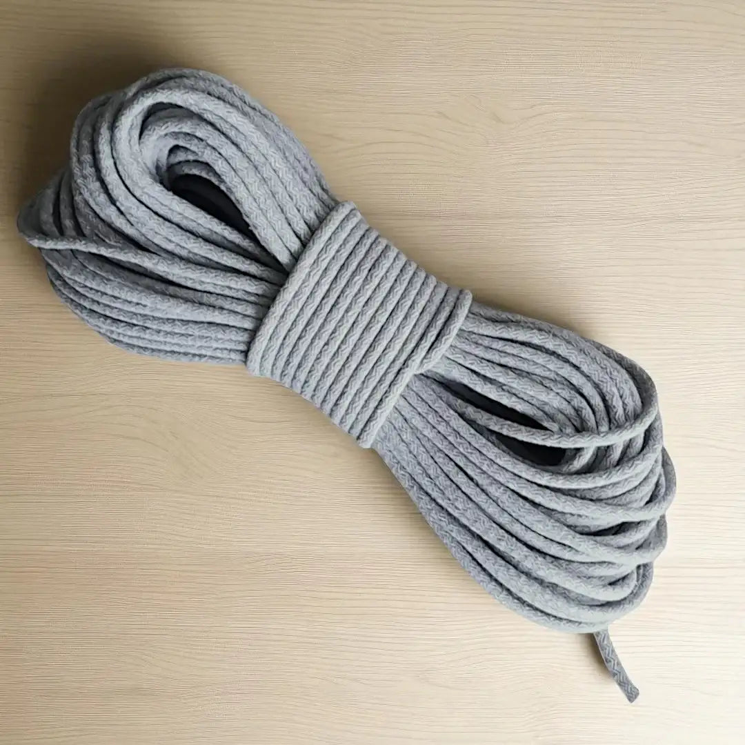 gevlochten naaikoord grijs 6-7 mm. Hiermee naai je met de zigzagsteek schitterende hoeden, tassen, manden en placemats. Te koop bij hobbygaren.nl