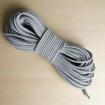 gevlochten naaikoord grijs 6-7 mm. Hiermee naai je met de zigzagsteek schitterende hoeden, tassen, manden en placemats. Te koop bij hobbygaren.nl