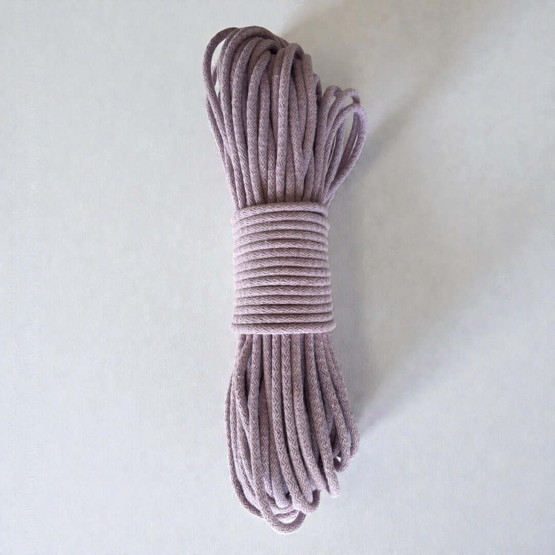 Gevlochten naaikoord Lila. Je maakt naait hier schitterende tassen, placemats, hoeden en manden mee. Met de naaimachine op de zigzagsteek