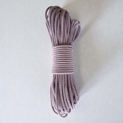 Gevlochten naaikoord Lila. Je maakt naait hier schitterende tassen, placemats, hoeden en manden mee. Met de naaimachine op de zigzagsteek