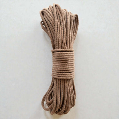 Gevlochten naaikoord Milky Coffee. Je maakt naait hier schitterende tassen, placemats, hoeden en manden mee. Met de naaimachine op de zigzagsteek