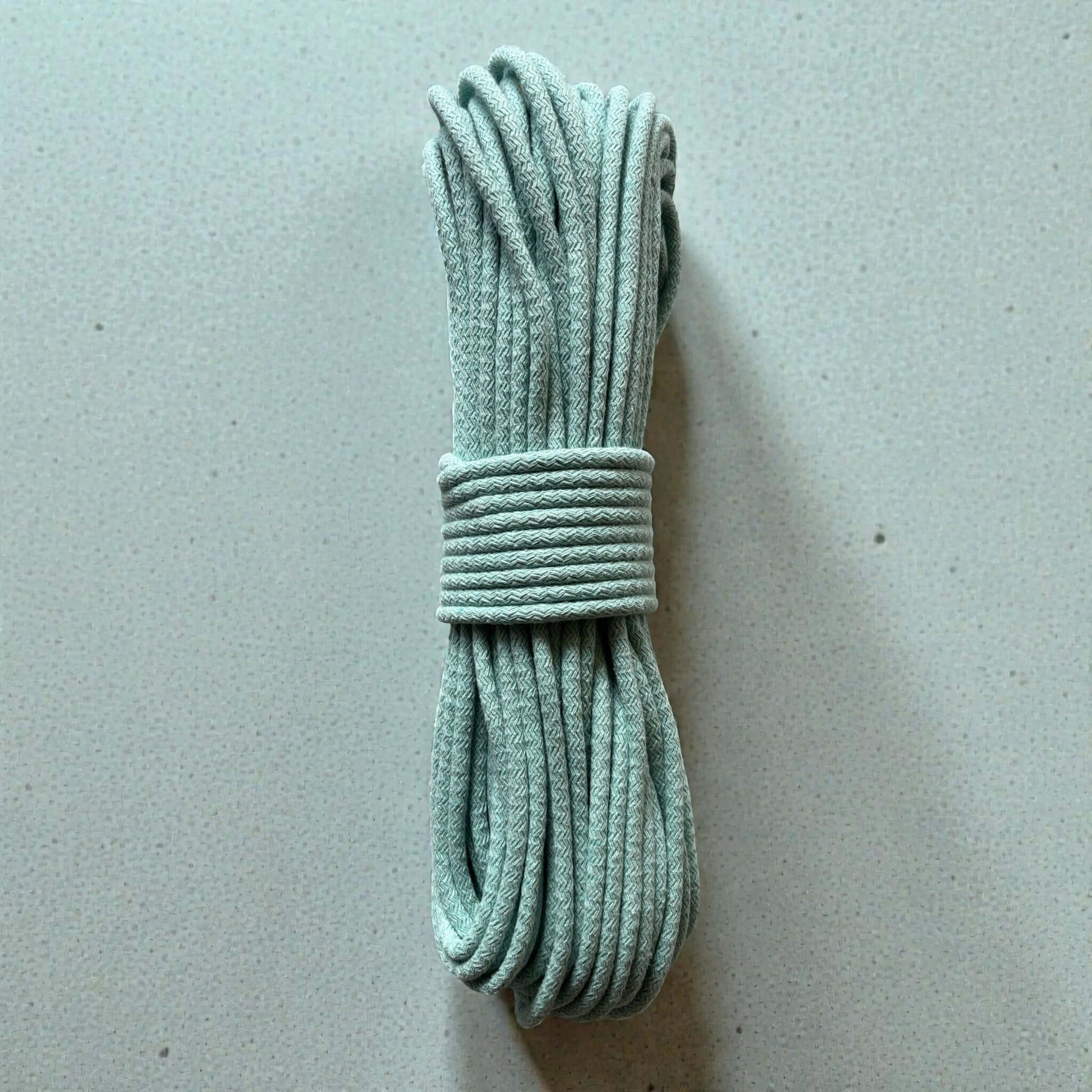 Gevlochten naaikoord Eucalyptus - Mint. Je maakt naait hier schitterende tassen, placemats, hoeden en manden mee. Met de naaimachine op de zigzagsteek