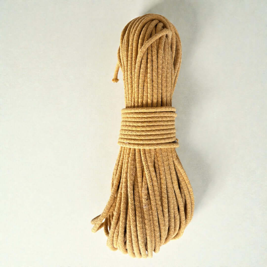 Gevlochten naaikoord Mosterd. Je maakt naait hier schitterende tassen, placemats, hoeden en manden mee. Met de naaimachine op de zigzagsteek