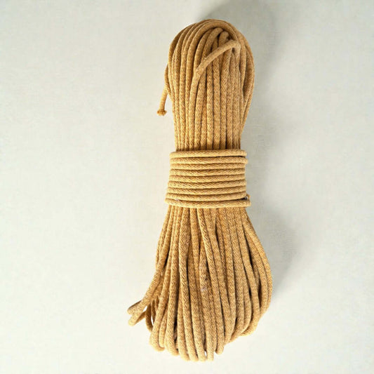 Gevlochten naaikoord Mosterd. Je maakt naait hier schitterende tassen, placemats, hoeden en manden mee. Met de naaimachine op de zigzagsteek