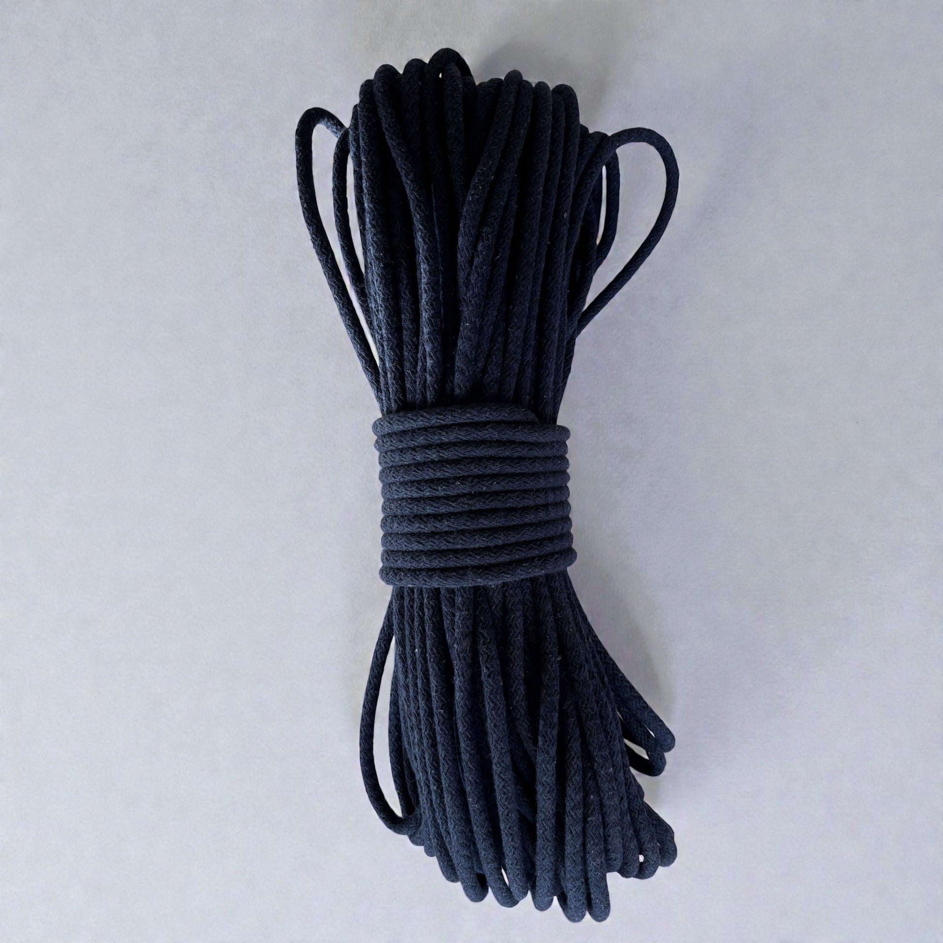 Gevlochten naaikoord Navy Je maakt naait hier schitterende tassen, placemats, hoeden en manden mee. Met de naaimachine op de zigzagsteek