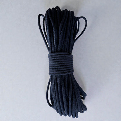 Gevlochten naaikoord Navy Je maakt naait hier schitterende tassen, placemats, hoeden en manden mee. Met de naaimachine op de zigzagsteek