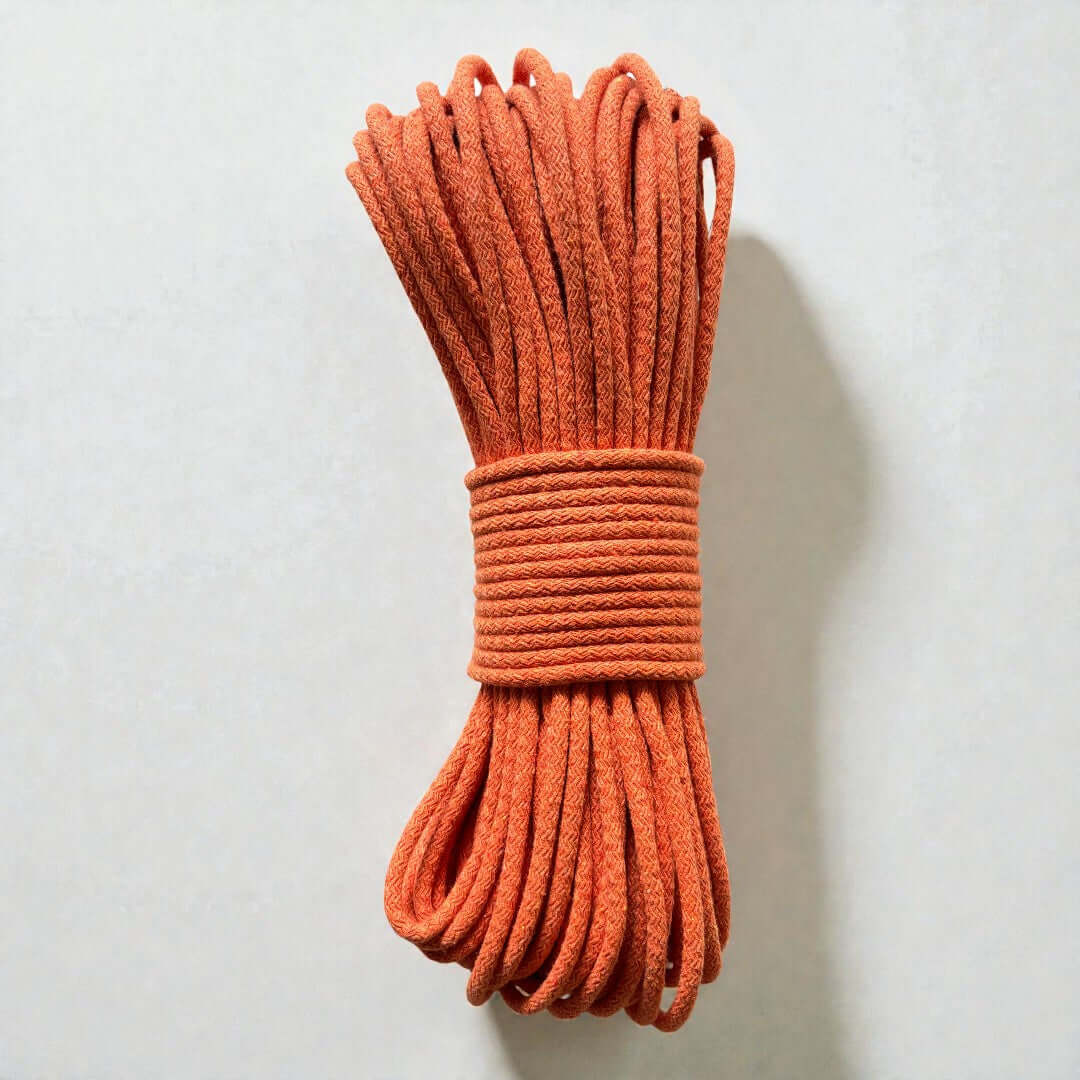 Gevlochten Naaikoord - Oranje. Geschikt voor de naaimachine met de zigzagsteek. Naai er manden, tassen, placemats en hoeden mee.