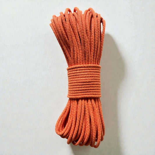 Gevlochten Naaikoord - Oranje. Geschikt voor de naaimachine met de zigzagsteek. Naai er manden, tassen, placemats en hoeden mee.