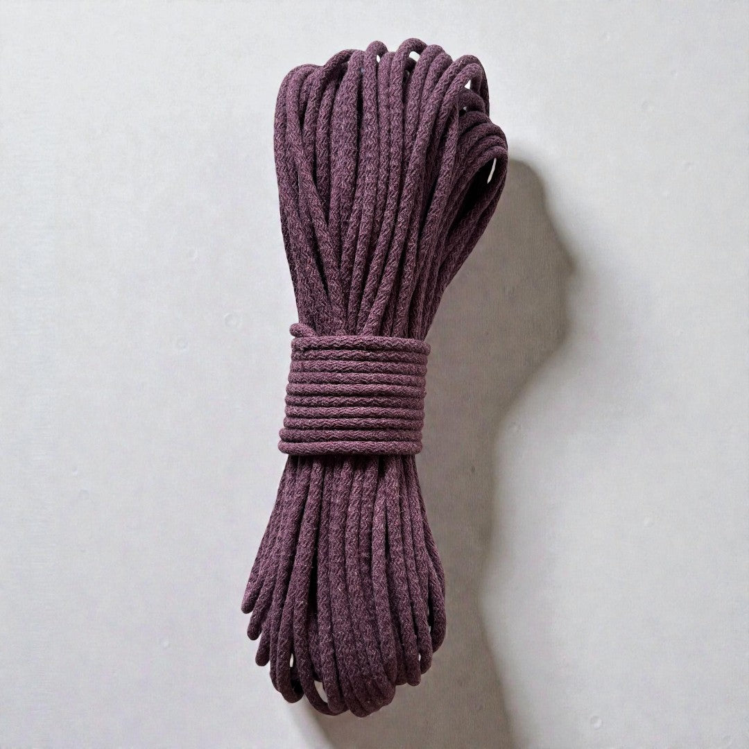 Gevlochten naaikoord Paars. Je maakt naait hier schitterende tassen, placemats, hoeden en manden mee. Met de naaimachine op de zigzagsteek