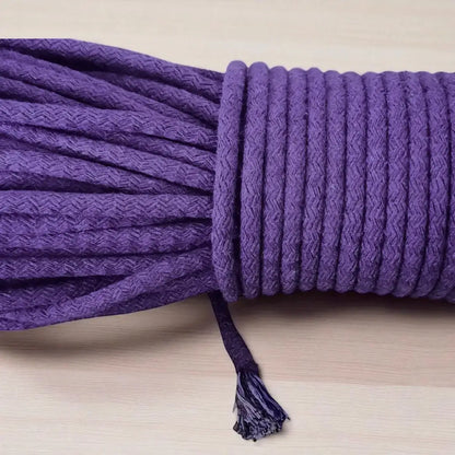 foto van dichtbij van gevlochten naaikoord paars 6-7 mm. vulling zichtbaar. Hiermee naai je met de zigzagsteek schitterende hoeden, tassen, manden en placemats. Te koop bij hobbygaren.nl