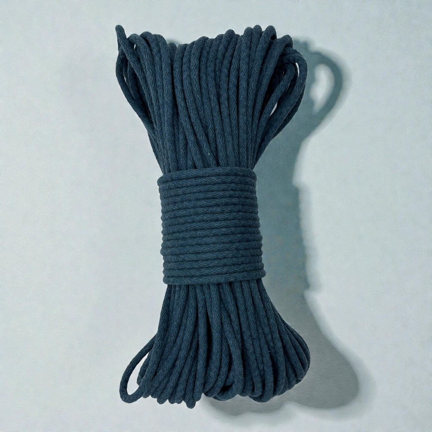 Gevlochten naaikoord Petrol. Je maakt naait hier schitterende tassen, placemats, hoeden en manden mee. Met de naaimachine op de zigzagsteek