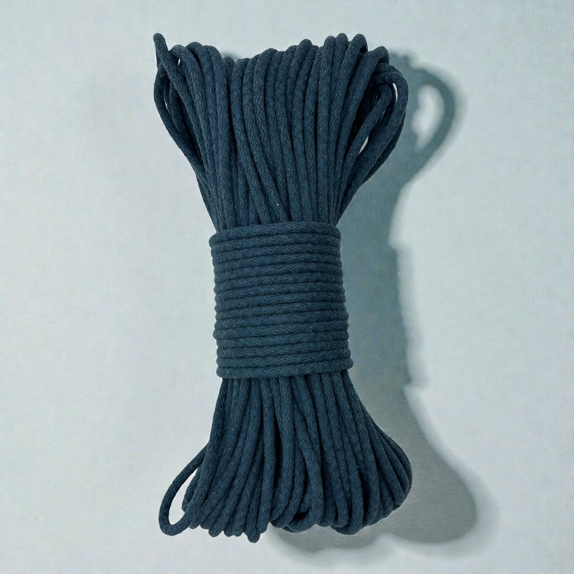 Gevlochten naaikoord Petrol. Je maakt naait hier schitterende tassen, placemats, hoeden en manden mee. Met de naaimachine op de zigzagsteek