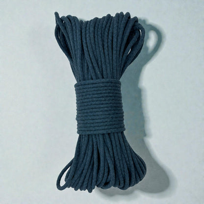 Gevlochten naaikoord Petrol. Je maakt naait hier schitterende tassen, placemats, hoeden en manden mee. Met de naaimachine op de zigzagsteek